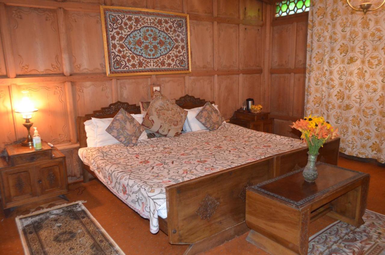 New Alexandra Houseboats Hotel Srinagar  Exterior photo